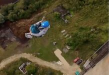 Quiso tomarse una selfie a 90 metros de altura pero resbaló y cayó al vacío frente a su hijo