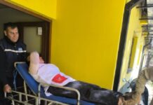 Pudo ser una tragedia: A una maestra de R° de la Frontera se le cayó una ventana en la cabeza