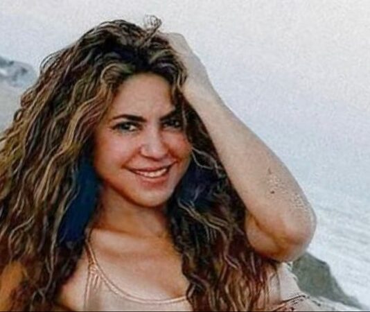 Shakira no abandona los brillos y los flecos ni para meterse al mar
