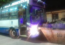 Se robó un colectivo en la Independencia y lo choco contra un contenedor en Villa Mitre