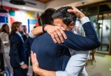 El festejo del argentino Nicolás Keenan tras elección de su pareja Rob Jetten como primer ministro de Países Bajos