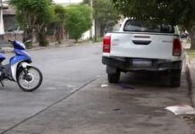 Una mujer murió al chocar en su moto contra una camioneta estacionada en Aniceto Latorre