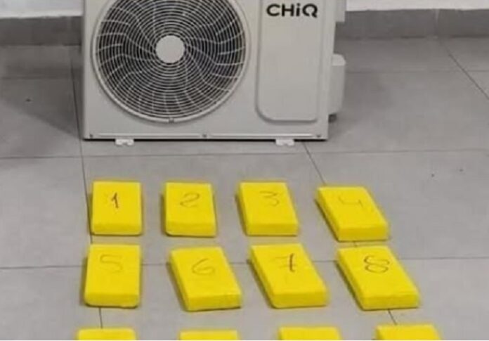 12 kilosm de cocaina en aire acondicionado