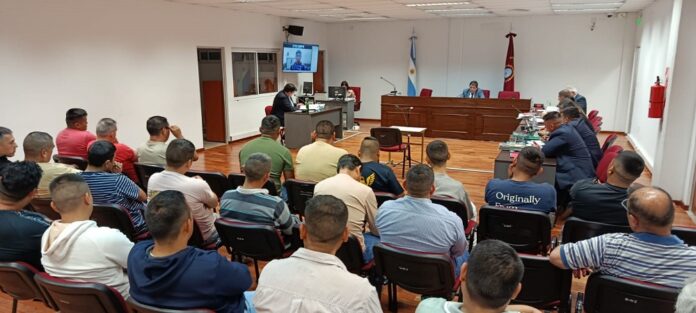 24 policias absueltos