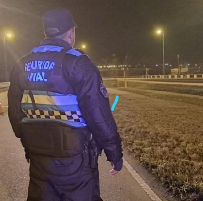 Policia de la vial de espaldas