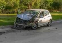 El conductor de una VW Amarok choco dos autos y se escapó en Solís Pizarro