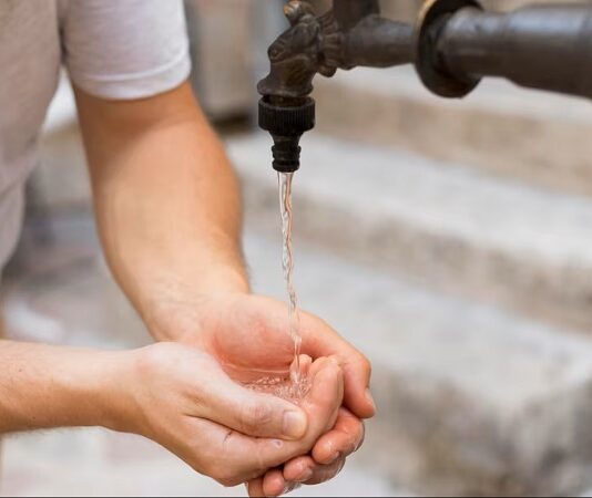Vecinos de Metán denuncian falta de agua y mala calidad del servicio en plena ola de calor