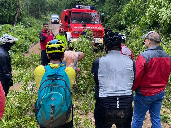 ciclistas rescatados por bomberos