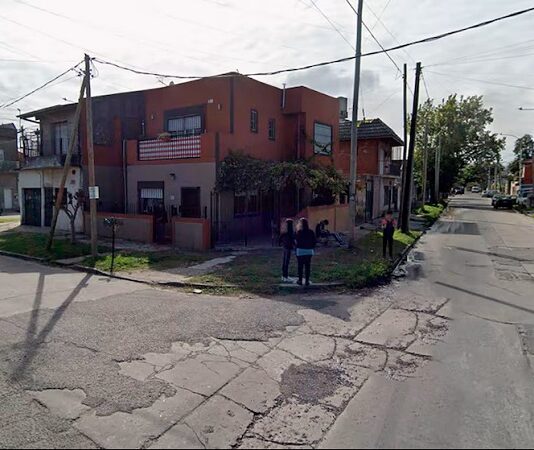 Una adolescente de 16 años mató a puñaladas a su novio de 20 y escapó