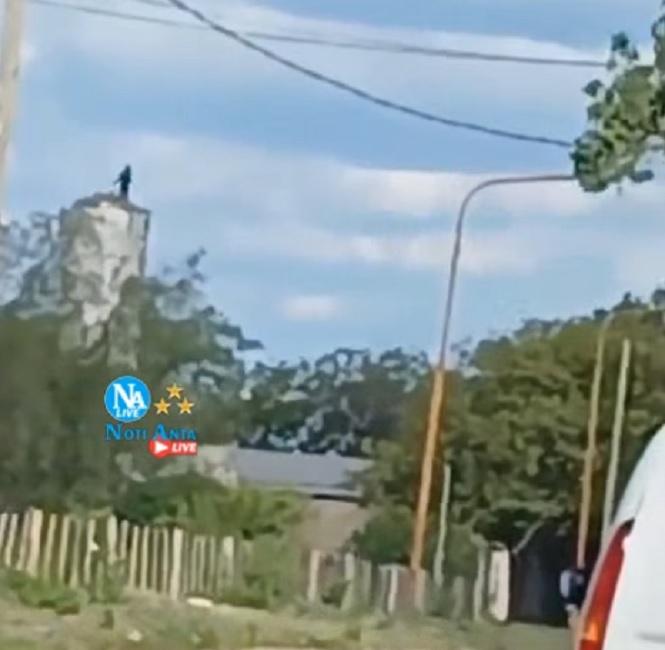 joven se tira de un tanque