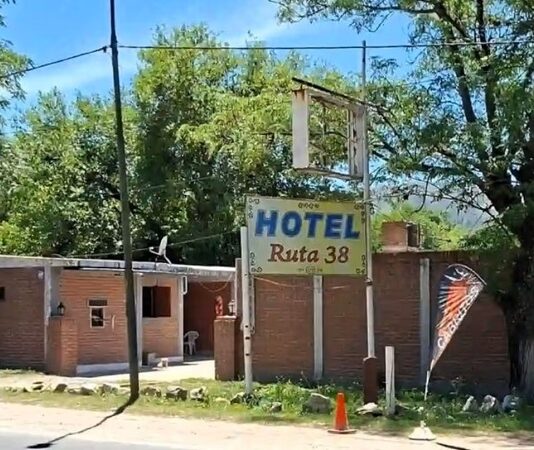 Femicidio en Córdoba: Estrangulo a su pareja y se ahorcó colgándose del techo de un motel con una sabana