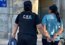 Detuvieron a una mujer acusada de abandonar a su hijo con síndrome de Down en una plaza de Santa Fe