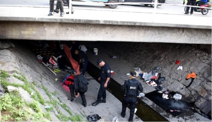 policias en el canal esteco