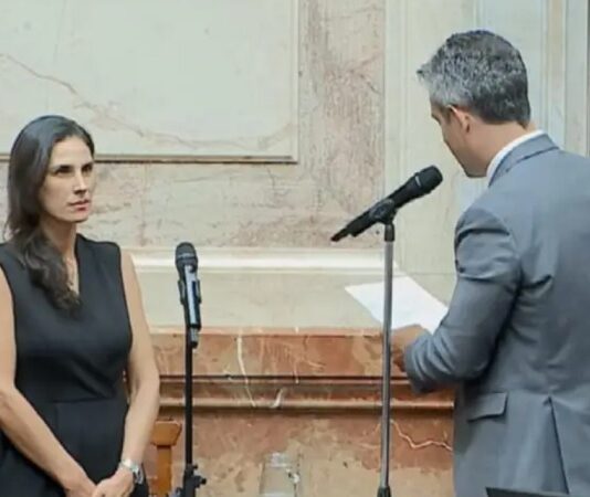 Sáenz acomodó a Pamela Calletti como Auditora de la Nación: diputados abandonaron el recinto durante la jura