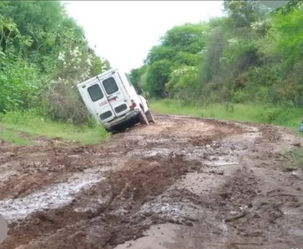 ambulancia en el barro