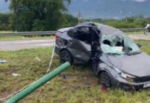 4 heridos: un auto se despisto en la circunvalación oeste y se estrelló contra un poste