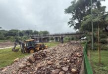 ¡Impactante! Un auto se llevó puesto un cartel, cruzó por el aire el río San Lorenzo y terminó destruido en el otro extremo