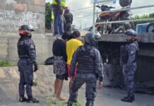 Otra vez la Policía desalojó a los hombres que duermen en los canales de la Esteco y San Antonio