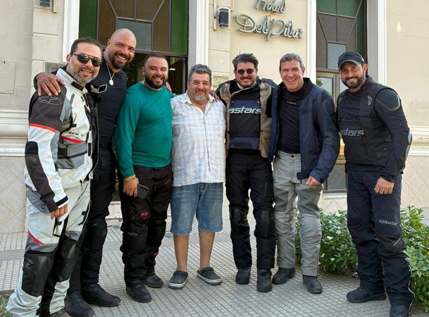 motoqueros en embarcacion