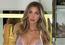 De Marta Fort a Romina Malaspina: las microbikinis bicolores siguen vigentes para este verano 2026