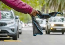 Arrestos de hasta 40 días para trapitos que pidan plata para estacionar, limpiar o cuidar autos