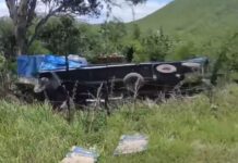 En el acceso a Salta volcó un camión lleno de trigo que venía desde Las Lajitas