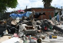 La Municipalidad limpio la casa de otro acumulador en Barrio Fraternidad