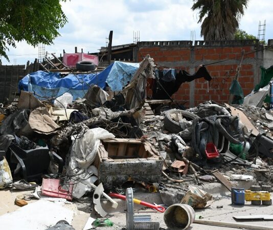 La Municipalidad limpio la casa de otro acumulador en Barrio Fraternidad