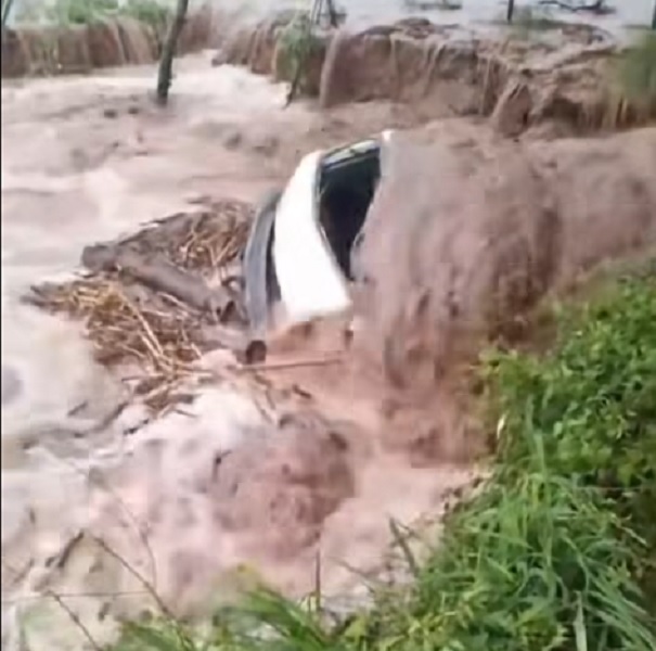 auto arrastrado por el agua
