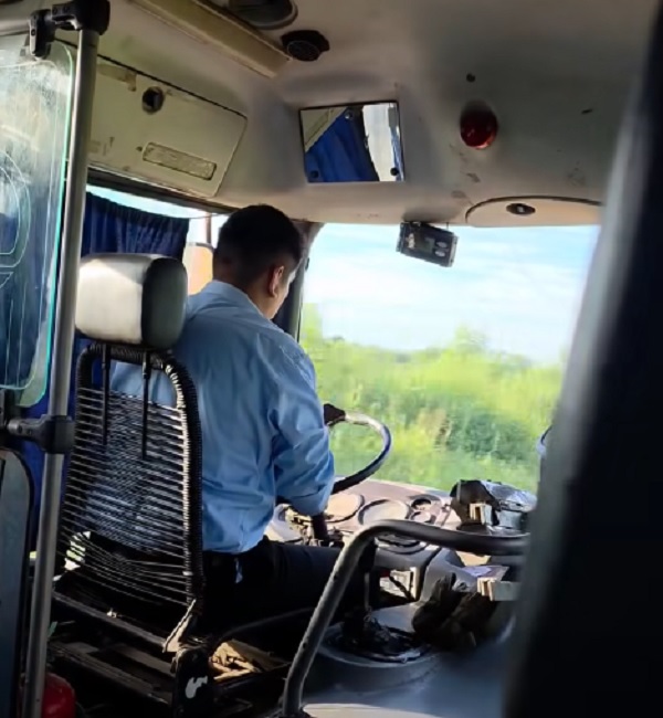 chofer de urkupiña con el celular en la ruta