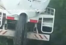 La Municipalidad de Campo Quijano tira desechos cloacales en la vía pública con su propio camión atmosférico
