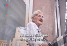 Es profesora de inglés jubilada y a los 89 años vende sillitas de muñecas en la calle para llegar a fin de mes