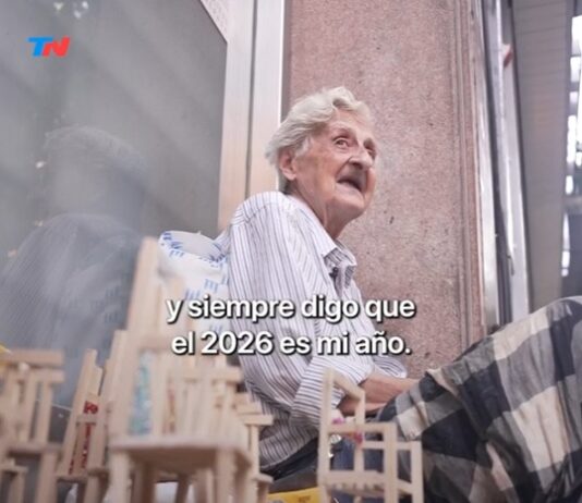 Es profesora de inglés jubilada y a los 89 años vende sillitas de muñecas en la calle para llegar a fin de mes