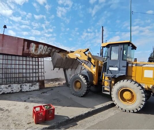 Demolieron el abandonado edificio del local comercial “La Posta” en el Barrio El Tribuno