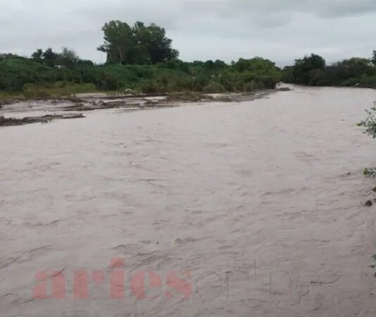 Rescataron a turistas sorprendidos por la crecida del Rio Arenales