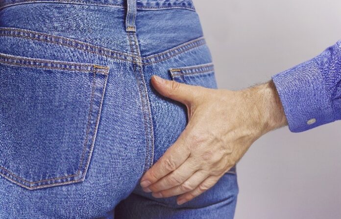 tocar la cola de una mujer