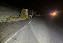 El conductor de un camión resultó lesionado al chocar con un cerro y volcar en la ruta 51 en Quijano