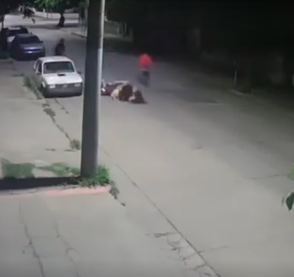 voltearon a mujeres para robarle la moto