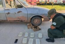Detienen a un hombre que abandonó un viejo Renault 12 con siete kilos de cocaína