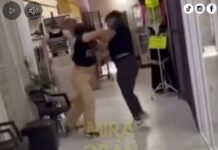 Dos mujeres comerciantes a las piñas en una galería del centro de Orán