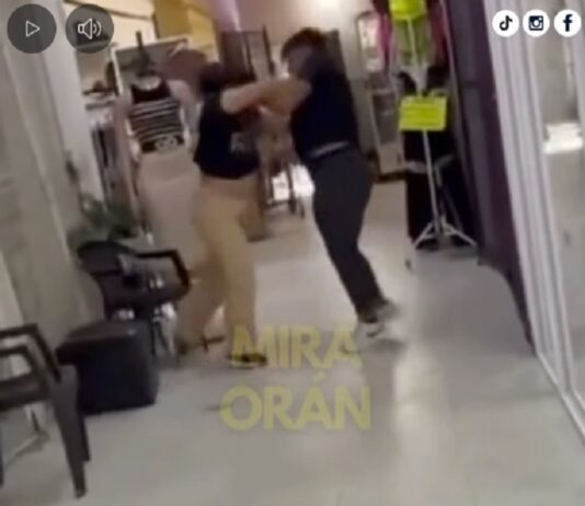 Dos mujeres comerciantes a las piñas en una galería del centro de Orán