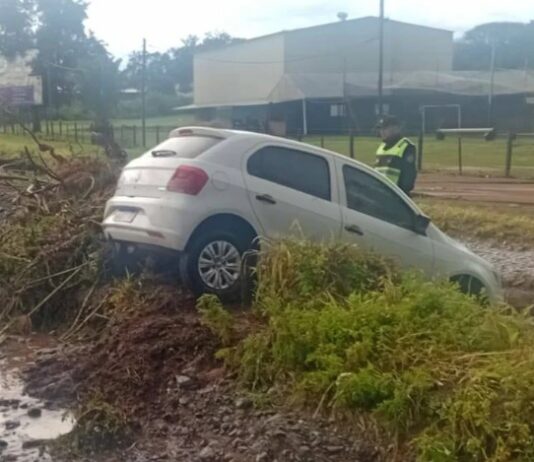 El temporal en Metán arrastró un auto con dos ocupantes en plena Ruta 9/34