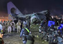 Un avión que transportaba dinero cayó sobre una avenida en La Paz y lo saquearon: hay 15 muertos