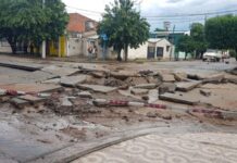 El temporal hizo colapsar el canal de calle Buenos Aires en Metan y el pavimento explotó en plena madrugada
