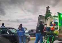 13 autos involucrados en un doble choque en cadena camino al aeropuerto