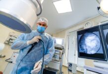 Sufrió una doble perforación intestinal durante una colonoscopía: el médico y la clínica deberán indemnizarlo