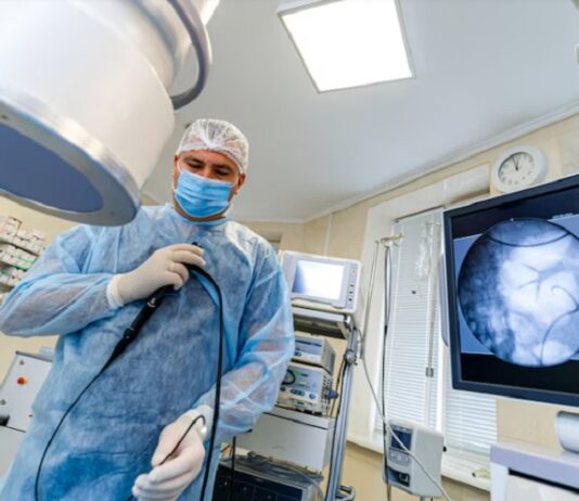 Sufrió una doble perforación intestinal durante una colonoscopía: el médico y la clínica deberán indemnizarlo