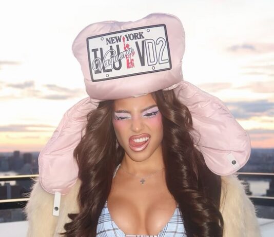 El llamativo look de Emilia Mernes para anunciar su nueva apuesta musical: bikini a cuadros y estética retro