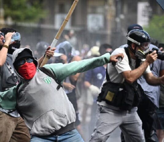 Hubo incidentes afuera del Congreso y la policía aplicó el protocolo antipiquetes mientras se debate la reforma laboral