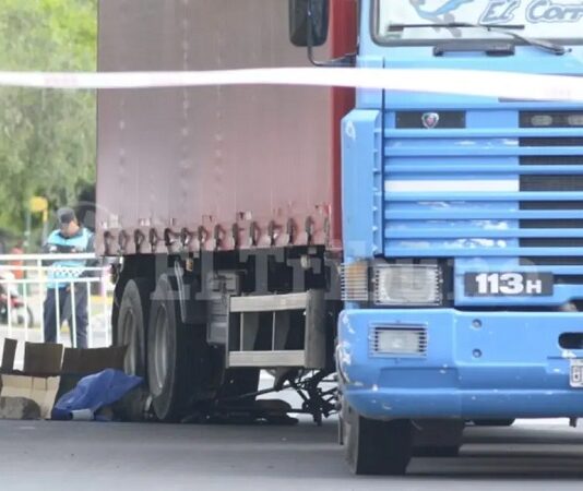 Una mujer murió tras ser aplastada por las ruedas de un camión en la Sarmiento